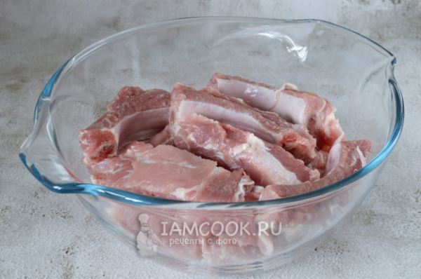 Свиные ребрышки с луком на сковороде