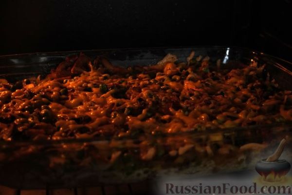 Рыба, запечённая с грибами и зелёным горошком в сливочном соусе