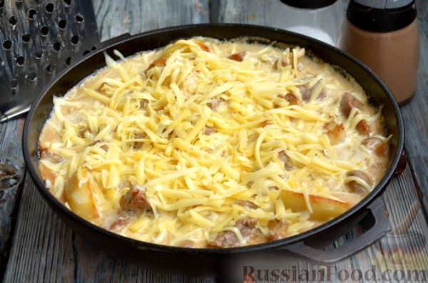 Свинина, запечённая с картошкой, грибами, белым соусом и сыром