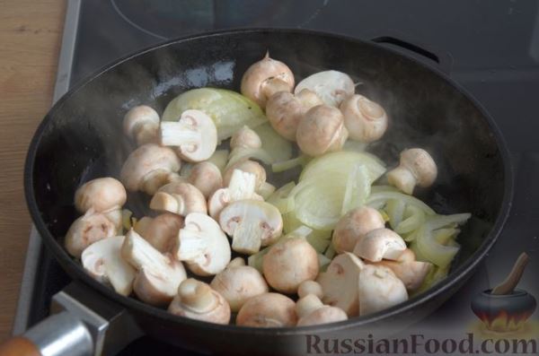 Свинина, запечённая с картошкой, грибами, белым соусом и сыром