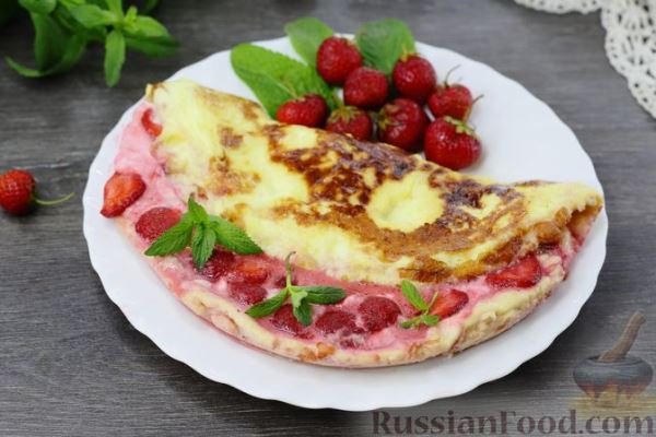 Омлет с клубникой и творожным сыром