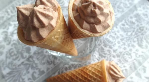 Холодный шоколадный десерт в вафельном рожке