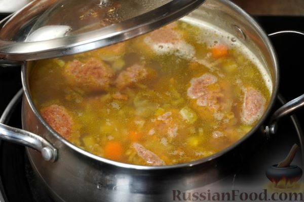 Суп с рыбными фрикадельками и солеными огурцами