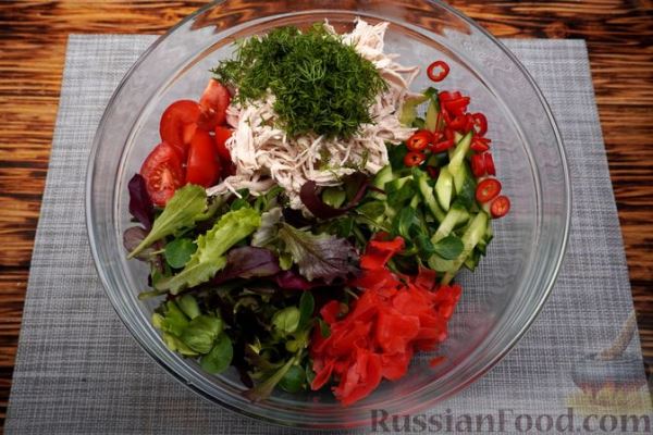 Салат с курицей, овощами и маринованным имбирём