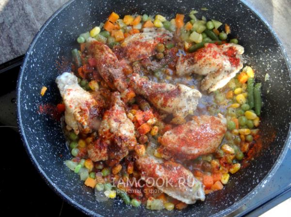 Мексиканская смесь с курицей на сковороде