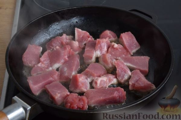 Свинина, запечённая с картошкой, грибами, белым соусом и сыром