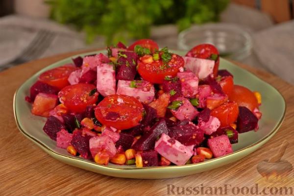 Салат с копчёной курицей, овощами и фетой
