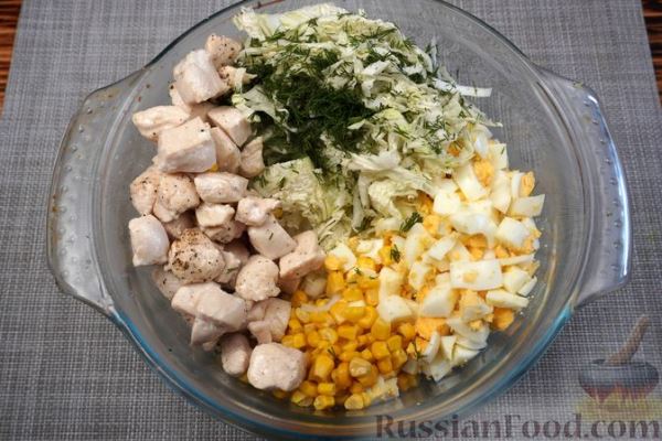 Салат с курицей, пекинской капустой и кукурузой