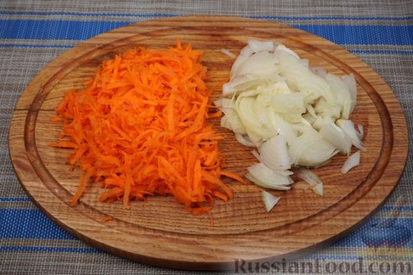 Салат с рыбными консервами, шампиньонами и морковью