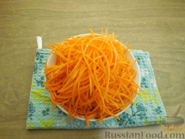 Капустный салат с морковью и черемшой, по-корейски