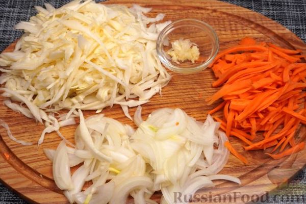 Салат с фунчозой, грибами, капустой и морковью