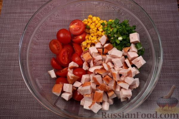 Салат с копчёной курицей, овощами и фетой