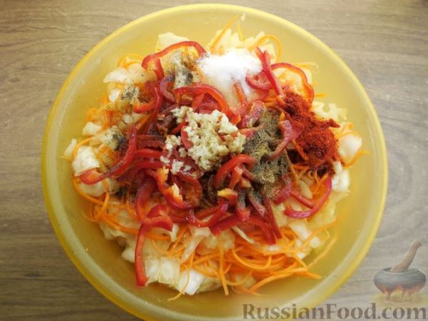 Капустный салат с морковью и черемшой, по-корейски