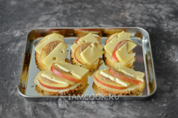 Бутерброды с яблоком и сыром в духовке
